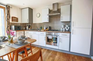 Charming Apartment - City Centre - Free Parking, Self-Check-In, Balcony and Smart TV with Sky TV and Netflix by Yoko Property - Milton Keynes - 6
