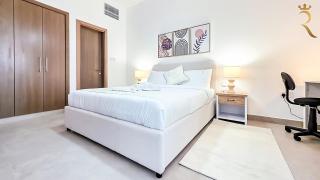 Vera Residences 2BR - Modern Poolside Retreat Near Yas Mall & Marina - 4