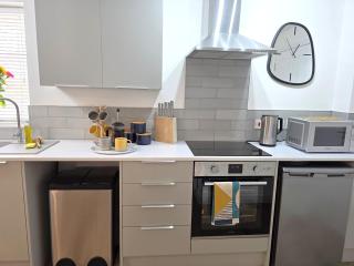 Cozy One Bed Flat at Dawe Luxury Suites - An Entire Apartment near Ely Cathedral & Train Station - The Perfect Base to Explore Ely, Cambridge, Norfolk & London - 2 Guests Max & Pet Friendly - Ely - 3
