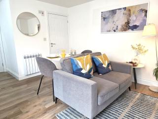 Cozy One Bed Flat at Dawe Luxury Suites - An Entire Apartment near Ely Cathedral & Train Station - The Perfect Base to Explore Ely, Cambridge, Norfolk & London - 2 Guests Max & Pet Friendly - Ely - 5
