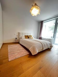Luxury Apt Under Castle Peaceful Old Town Retreat - 4
