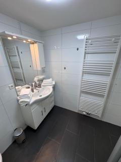 Helle 2-Zimmer Souterrain Wohnung - 3