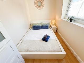 Bright 3-Bedroom Aldgate Flat with Free WIFI near Tower Hill, Brick Lane & Spitalfields - 2