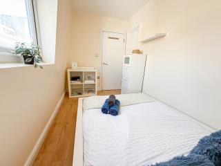 Bright 3-Bedroom Aldgate Flat with Free WIFI near Tower Hill, Brick Lane & Spitalfields - 1