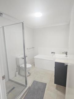 Harristown Modern Guest Rooms - 9