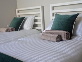 Modern Top Floor - 2 Bedroom 2 Bath - Sleeps 4 - Hemel Hempstead - 1
