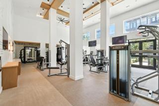 12 Stylish 2B by Top Golf, Yoga Studio, Resort Pool and Gym, Golf Simulator - 4