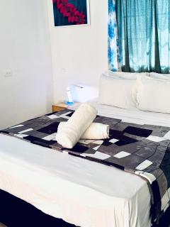 The PoolSide Pad- 5 mins from Airport & Beaches - 9