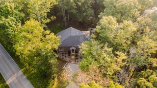 Modern 2 BD cabin with hot tub & Games & Central Loc - 5