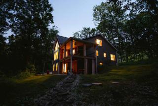 Modern 2 BD cabin with hot tub & Games & Central Loc - 4