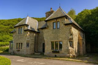 4 Bed Retreat-Sleeps 7-Parking-Garden-Lake Views - 0