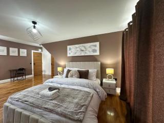 Luxury 5BD, Gym, Parking, Bus to Airport, Sleeps10 - 8