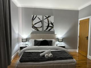 Luxury 5BD, Gym, Parking, Bus to Airport, Sleeps10 - 5
