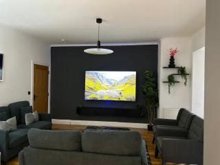 Luxury 5BD, Gym, Parking, Bus to Airport, Sleeps10 - 3