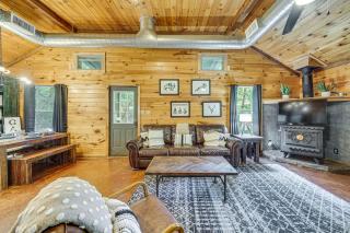 3 Mi to Beavers Bend State Park Hot Tub Hideaway! - 5