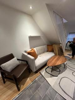 Chic 2-Bed Flat Trendy East London - 3