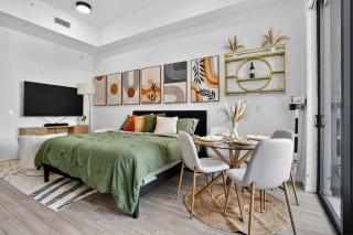 Bayside LuxePad Penthouse Studio 1 King 1 Queen Air Bed Bay Views Pool Hottub Gym - 5