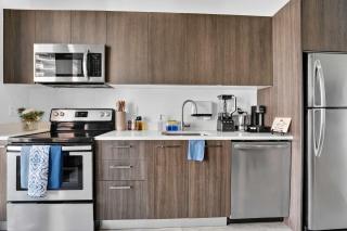 Bayside LuxePad Penthouse Studio 1 King 1 Queen Air Bed Bay Views Pool Hottub Gym - 4