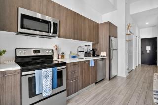 Bayside LuxePad Penthouse Studio 1 King 1 Queen Air Bed Bay Views Pool Hottub Gym - 3