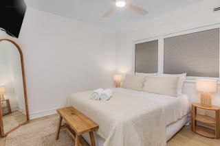 Sleeps 4 Priv. Courtyard Walk to Beach - 9