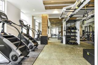 Comfy 2BR Oasis with Scenic Rooftop & Gym - 7