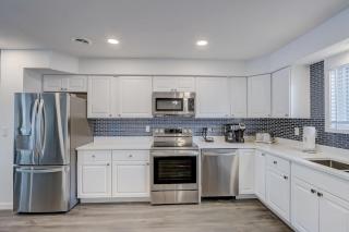 Dells Lakefront Luxe Haven - 3