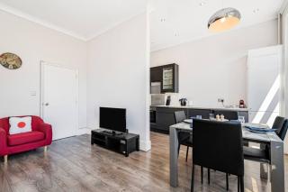 Stylish Kensington Home - Amazing Location - 6