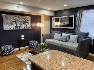NY-NJ Tennis Suites - Sleeps 40 - 15 Mins to NYC - 5
