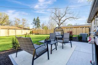 Fenced Backyard W Patio and Grill. Secure Location. - 2