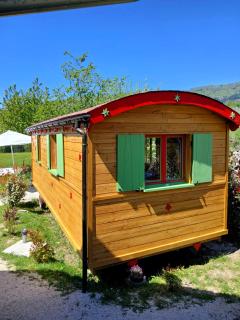 Chambre d'hôte dans Roulotte aménagée tout confort Kitchenette SDB La Fée Favie - 8