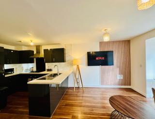 Spacious 5 Bed, Sleeps 12 with Parking, Contractors & Family Haven - Dartford - 7