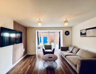 Spacious 5 Bed, Sleeps 12 with Parking, Contractors & Family Haven - 9