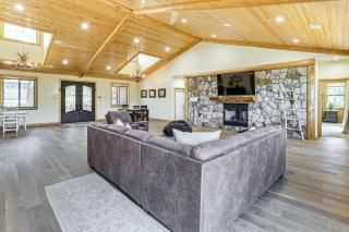 Hot Tub and Game Room Mtn-View Retreat in Big Bear! - 4