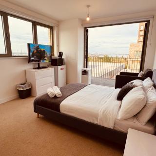 Riverside Rooms and Apartments - 8