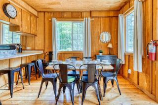 Tranquil Off-Grid Cabin Sanctuary near Whistle Lake in Washington - 7