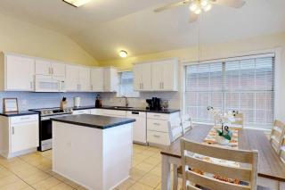 Cozy Updated Home Near Wolf Pen Creek Park – College Station, Texas - 1