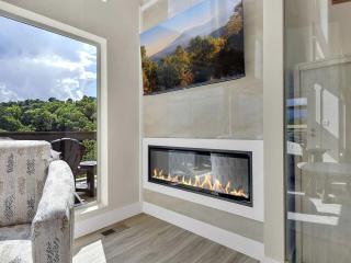 Modern Mountain-Top Chalet with Glass-Wall Views near Dollywood in Pigeon Forge, Tennessee - 4