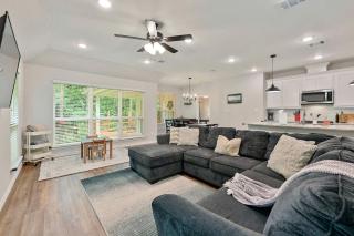Scenic Creekside Retreat with Modern Comforts Near Texas A&M University in College Station, Texas - 9