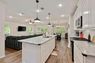 Scenic Creekside Retreat with Modern Comforts Near Texas A&M University in College Station, Texas - 5