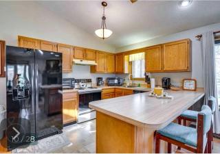 Charming Cabin on Golf Course with Fireplace & Resort Perks in Hedgesville, West Virginia - 5