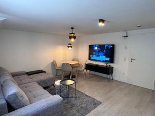 Helle 2-Zimmer Souterrain Wohnung - 1