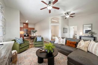 Industrial-Chic Cottage Retreat with Outdoor Space Near Kyle Field & Easterwood Airport in Dr. College Station, Texas - 5