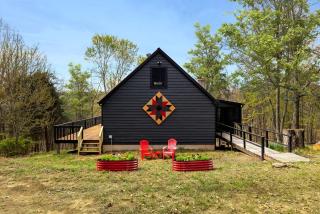 Vibrant Woodland Cabin Sanctuary near Great Cacapon River in West Virginia - Mathias - 0