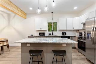 Stylish Lakehouse with Black-and-White Modern Design near Lake Hartwell, Clemson SC - South Union - 7