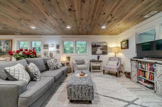 Cozy Bungalow with Hot Tub & Fire Pit Near Lake Burton and Helen, Georgia - 9