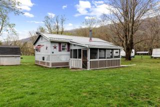 Serene Riverfront Cabin Haven near South Branch Potomac River in West Virginia - 2