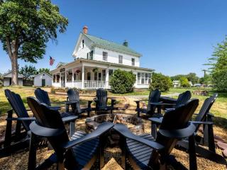 Romantic Historic Inn Suite with Mountain Views in Luray, Virginia - 6