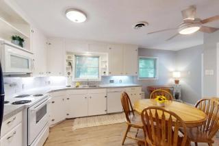 Remodeled Mid-Century Home Near Downtown & Hwy 6 in College Station, Texas - Navasota - 8