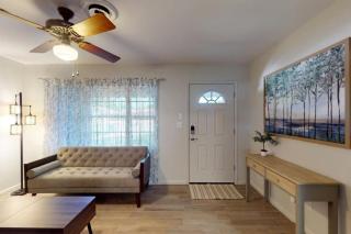 Remodeled Mid-Century Home Near Downtown & Hwy 6 in College Station, Texas - 3