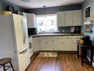 Charming Downtown Cottage with Porch & Backyard Retreat near Beaverhead River in Dillon, Montana - 9